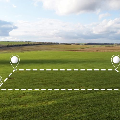 Terreno rural demarcado com pinos de GPS, essencial para o processo de legalizar terreno.
